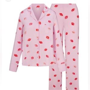 Skims Sleep Cherry Blossom Lipstick
Pajama Set Size M